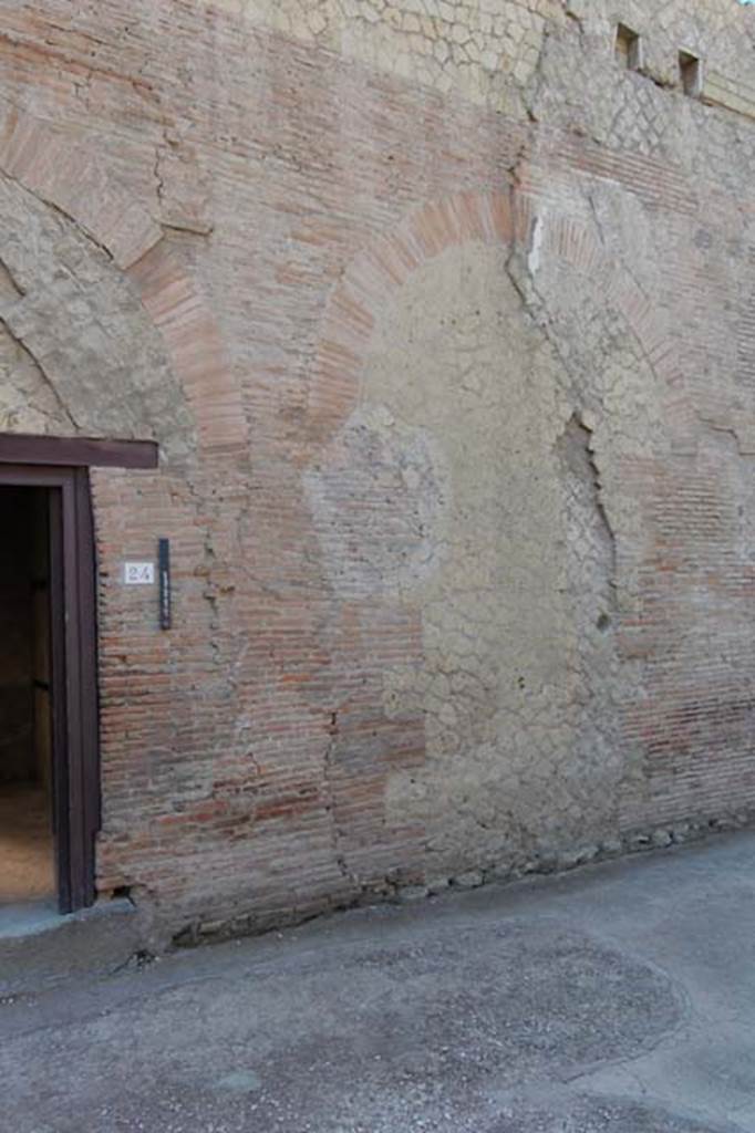 VI.24, Herculaneum. May 2011. Facade on south side of doorway.
Photo courtesy of Nicolas Monteix.